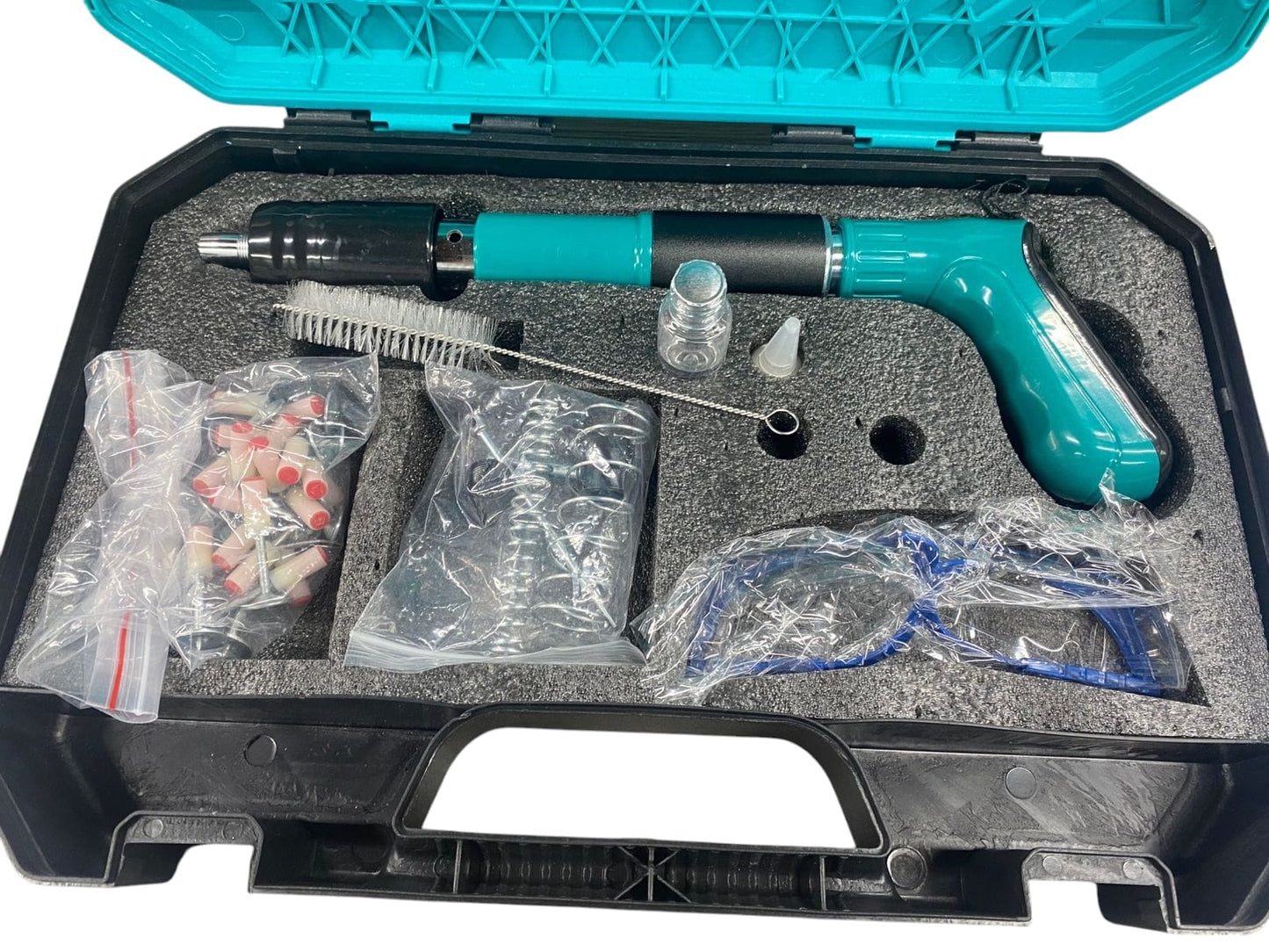 PISTOLA REMACHADORA CON CLAVOS