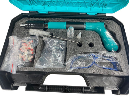 PISTOLA REMACHADORA CON CLAVOS